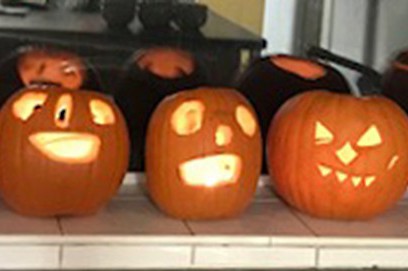 Diagrama Foundation: residents at Cabrini House carve pumpkins for Halloween